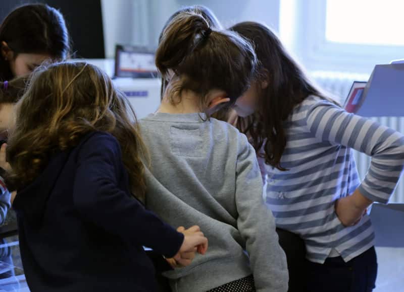 Groupe d'élèves autour d'une table tactile